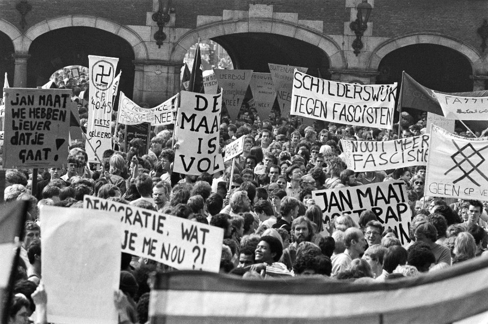 Demonstranten met spandoeken, waaronder één met een hakenkruis, Bestanddeelnr 932-3278