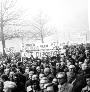 Demonstranten met spandoeken, Bestanddeelnr 927-0500