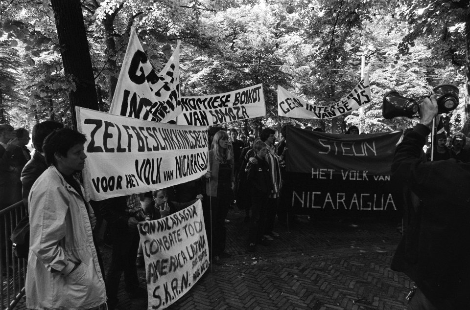Demonstranten met spandoeken, o.a. Zelfbeschikking voor het volk van Nicaragua, Bestanddeelnr 930-3172