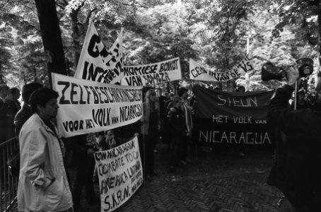 Demonstranten met spandoeken, o.a. Zelfbeschikking voor het volk van Nicaragua, Bestanddeelnr 930-3172