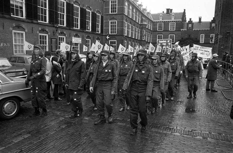 Demonstratie inwoners van Hoogland in Den Haag , Hooglanders in soldatenuniform , Bestanddeelnr 926-2200