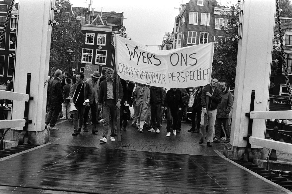 Demonstranten met spandoek lopen over de Magere Brug, Bestanddeelnr 932-6371
