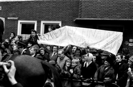 Demonstranten met spandoek voor Domkerk tegen aanwezighei van koning Constantijn, Bestanddeelnr 923-2792