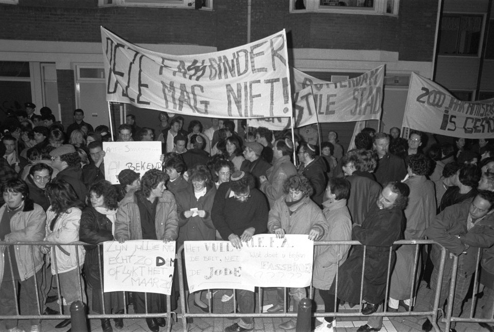 Demonstratie in Rotterdam tegen opvoering Fassbinders het vuil, de stad en de d, Bestanddeelnr 934-1317