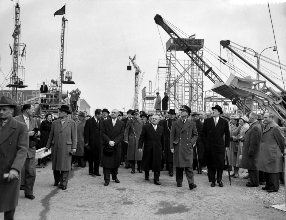 Demonstratie Kolibrie voor Prins Philip en Prins Bernhard, Bestanddeelnr 909-4408