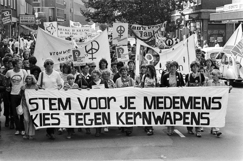 Demonstratie in Rotterdam onder motto Stem voor de medemens, kies tegen kernwap, Bestanddeelnr 932-3083