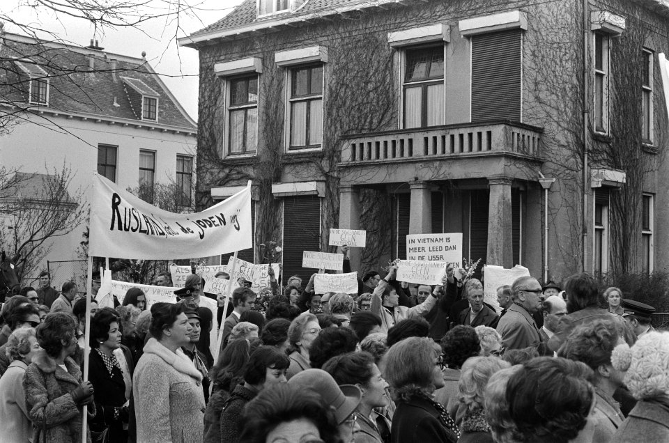Demonstranten met spandoeken, Bestanddeelnr 924-4734