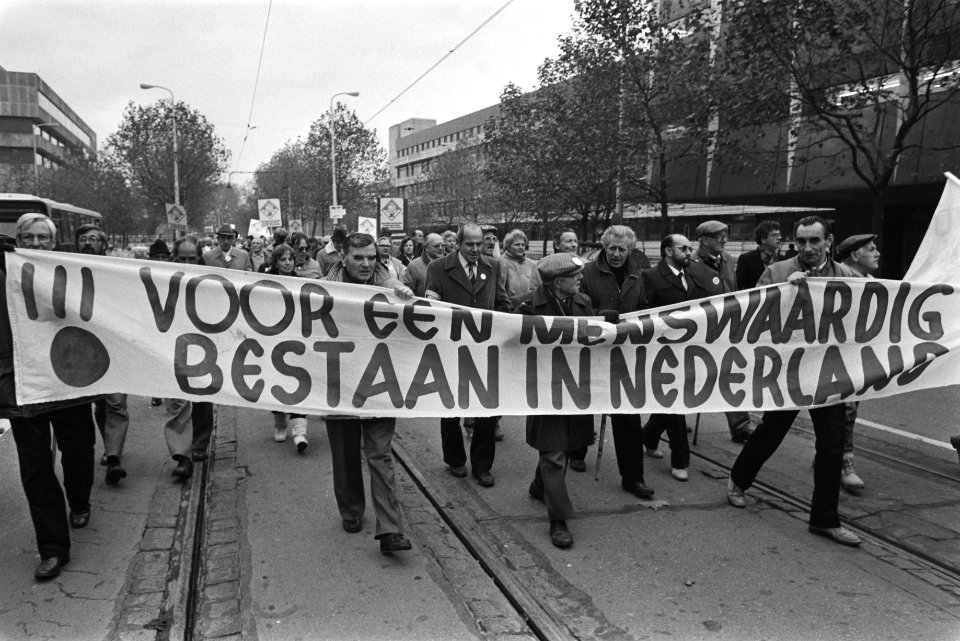 Demonstranten met spandoek Voor een menswaardig bestaan in Nederland, Bestanddeelnr 932-7803