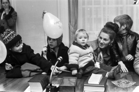 Demonstratie Dolle Mina tegen uitblijven van creches op Binnenhof, Den Haag , Bestanddeelnr 924-0214