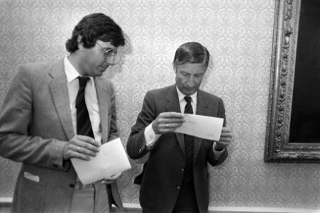 Demissionair minister-president Van Agt (CDA, rechts), Bestanddeelnr 931-6296