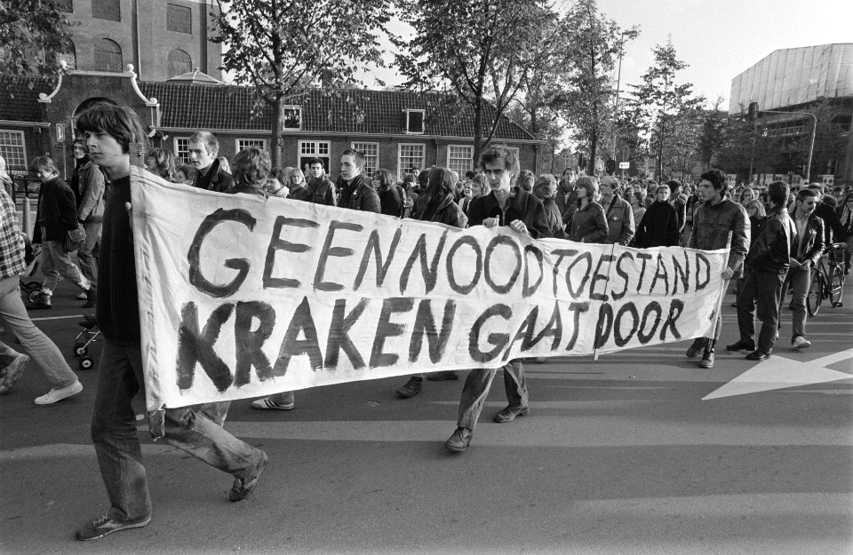 Demonstranten met spandoek Geen noodtoestand, kraken gaat door, Bestanddeelnr 932-3662