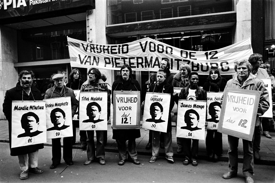 Demonstranten met spandoeken en met afbeeldingen van de aangeklaagden Vrijheid, Bestanddeelnr 930-5447