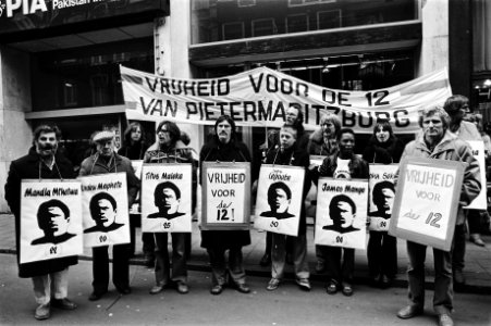 Demonstranten met spandoeken en met afbeeldingen van de aangeklaagden Vrijheid, Bestanddeelnr 930-5447