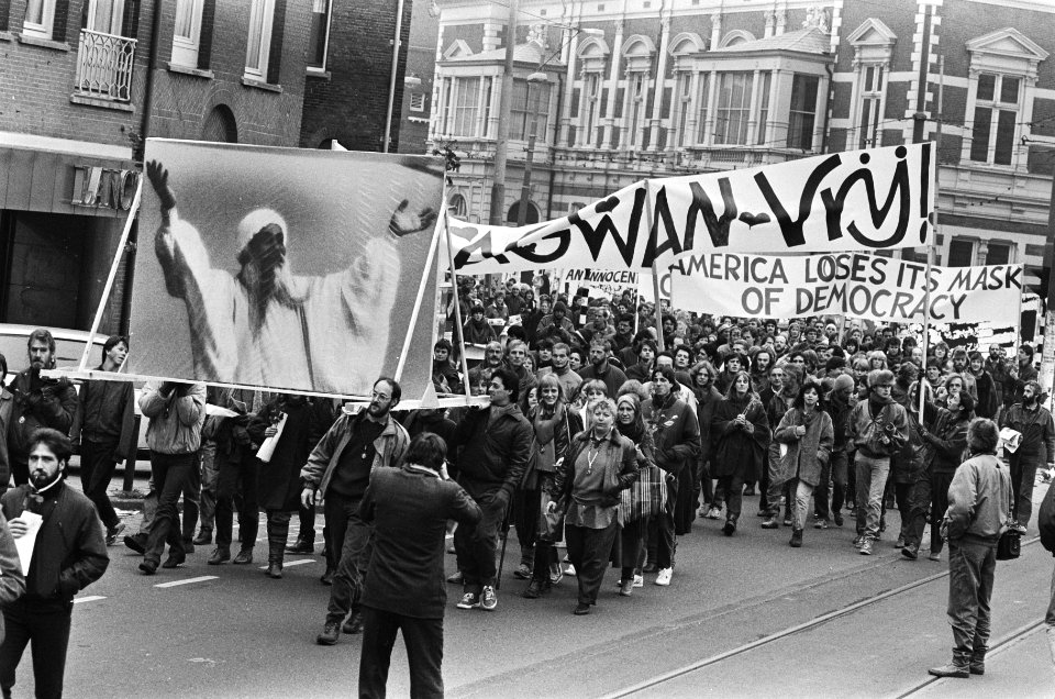 Demonstratie Bhagwan-aanhangers in Amsterdam tegen arrestatie Bhagwan in de VS e, Bestanddeelnr 933-4727