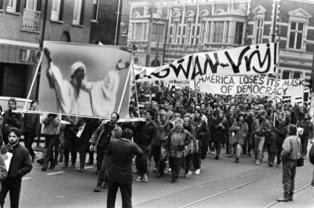 Demonstratie Bhagwan-aanhangers in Amsterdam tegen arrestatie Bhagwan in de VS e, Bestanddeelnr 933-4727 photo