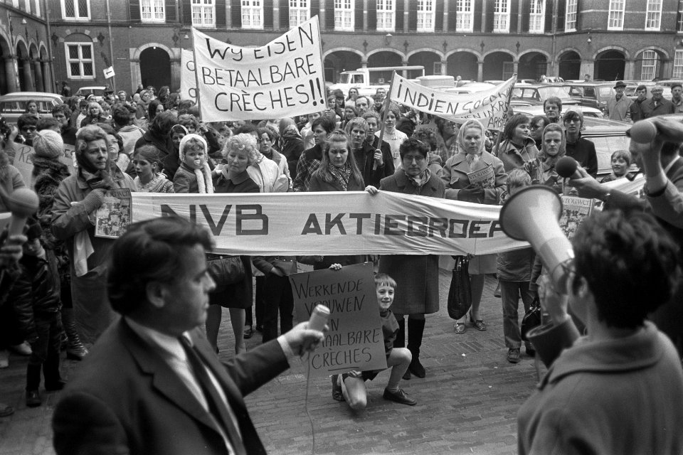 Demonstranten met spandoeken en megafoon, Bestanddeelnr 923-4607