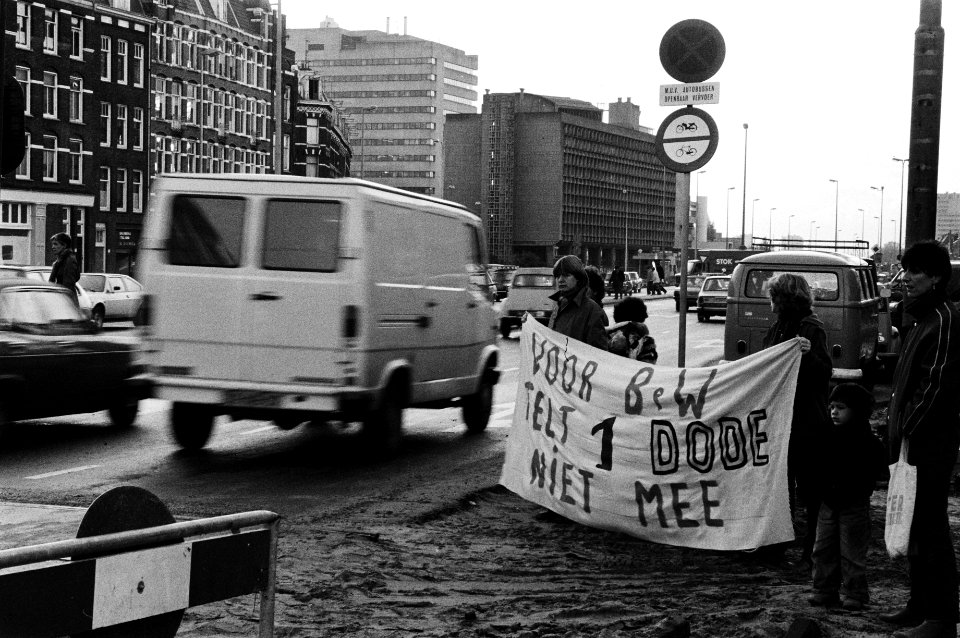 Demonstranten met spandoeken blokkeren het verkeer op de spandoeken oa. Voor B, Bestanddeelnr 930-5279