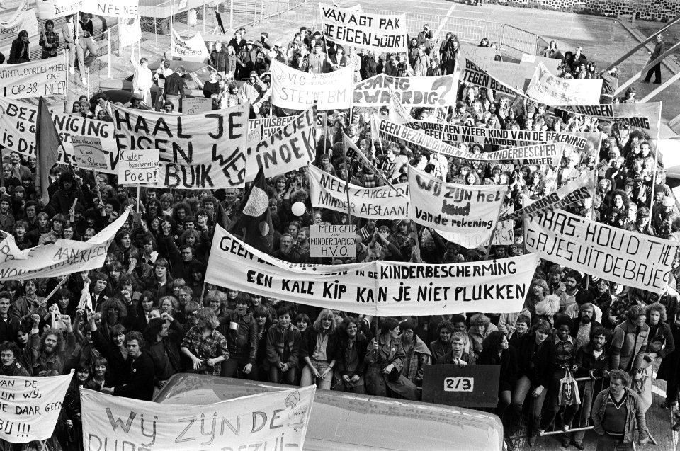 Demonstratie belangen vereniging minderjarigen in Den Haag jeugdige demonstran, Bestanddeelnr 929-9532