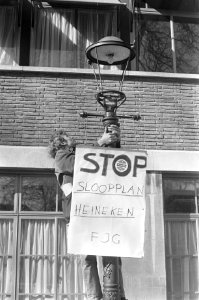 Demonstrant met een bord in een lantaarnpaal, Bestanddeelnr 925-5475