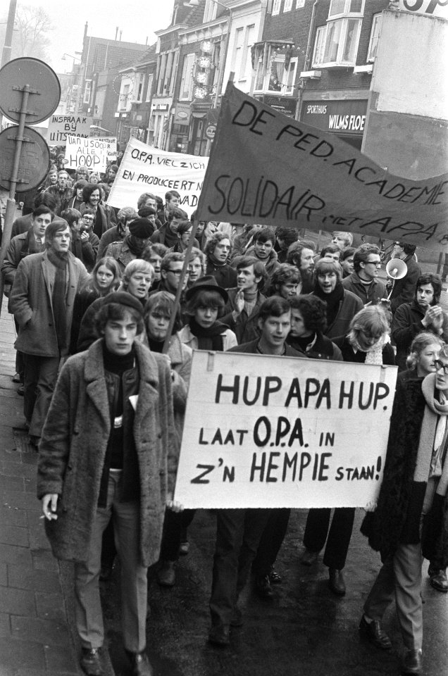 Demonstratie kweekschoolleerlingen uit Haarlem en IJmuiden, solidair met ex-beze, Bestanddeelnr 923-1608
