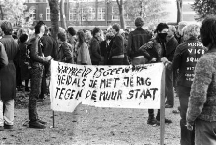 Demonstranten met spandoek, Bestanddeelnr 932-3665