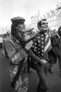Demonstrant houdt Reagan onder schot, Bestanddeelnr 932-7503