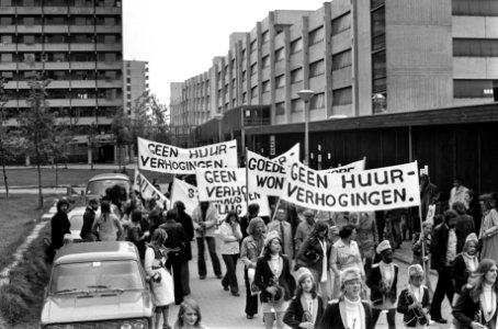 Demonstranten in de Bijlmermeer, Bestanddeelnr 927-9463 photo