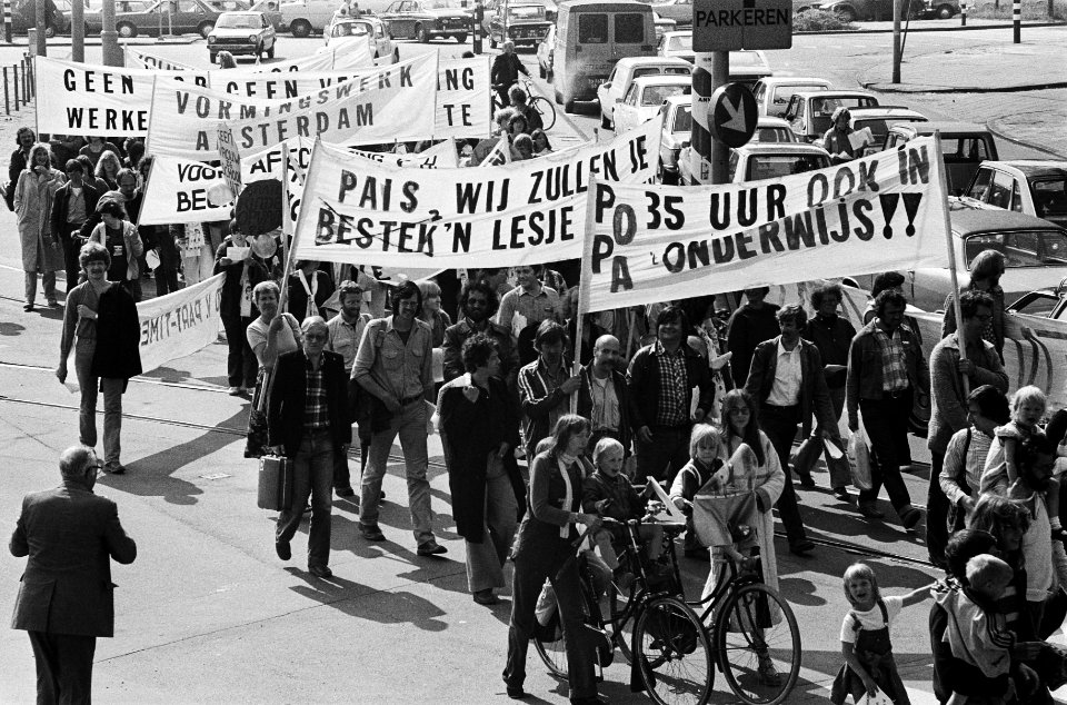 Demonstranten in Amsterdam op weg naar het Amstelstation vanwaar zij gezamenlijk, Bestanddeelnr 930-3042