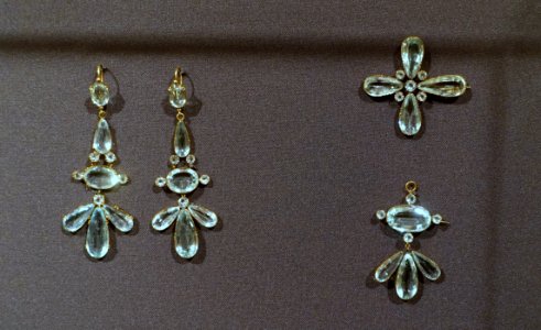 Demi-parure, England, c. 1820, aquamarine, gold - Peabody Essex Museum - DSC07628