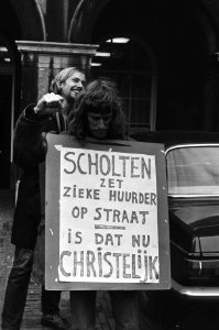 Demonstrant met een protestbord, Bestanddeelnr 926-8416