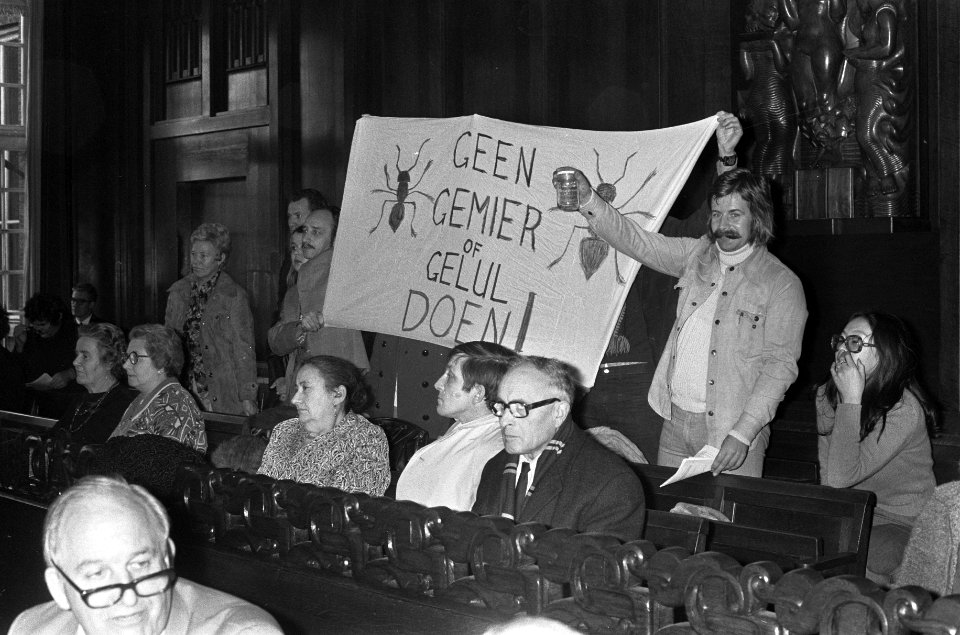 Demonstranten met een spandoek, Bestanddeelnr 926-8438
