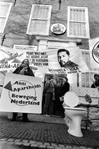 Demonstr in Den Haag voor het Britse Ambassadegeb tegen de slechte behandeling v, Bestanddeelnr 933-1713