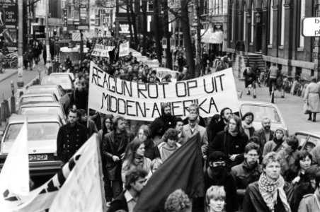 Demonstranten met spandoek Reagan rot op uit Midden-Amerika, Bestanddeelnr 932-4737