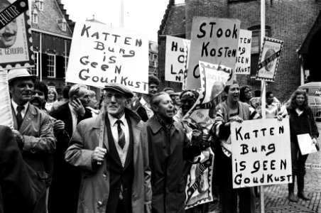 Demonstranten met borden oa Kattenburg is geen goudkust en Stookkosten om…, Bestanddeelnr 930-2865