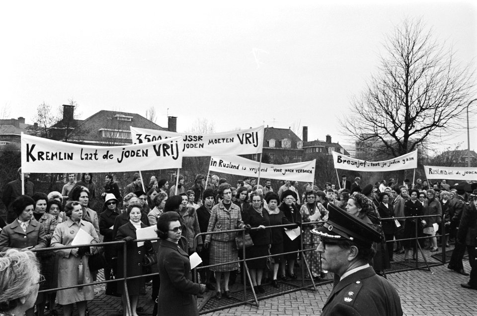 Demonstranten met borden en spandoeken, Bestanddeelnr 924-4725