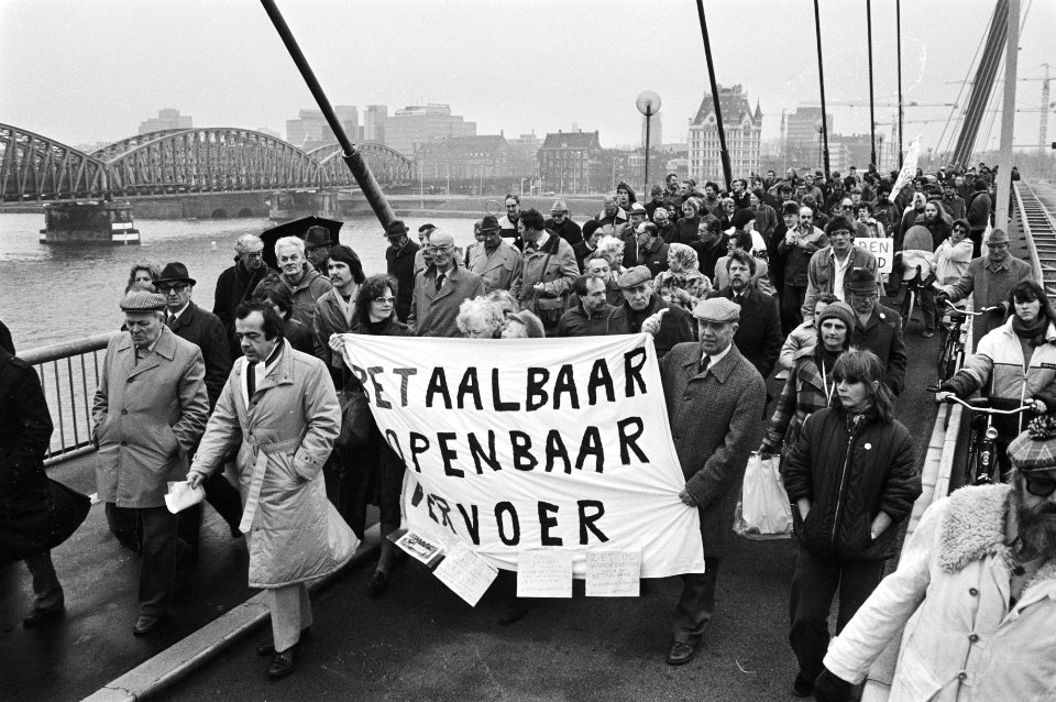 Demonstranten met spandoek onderweg. Links Frits Bom, Bestanddeelnr 932-4588