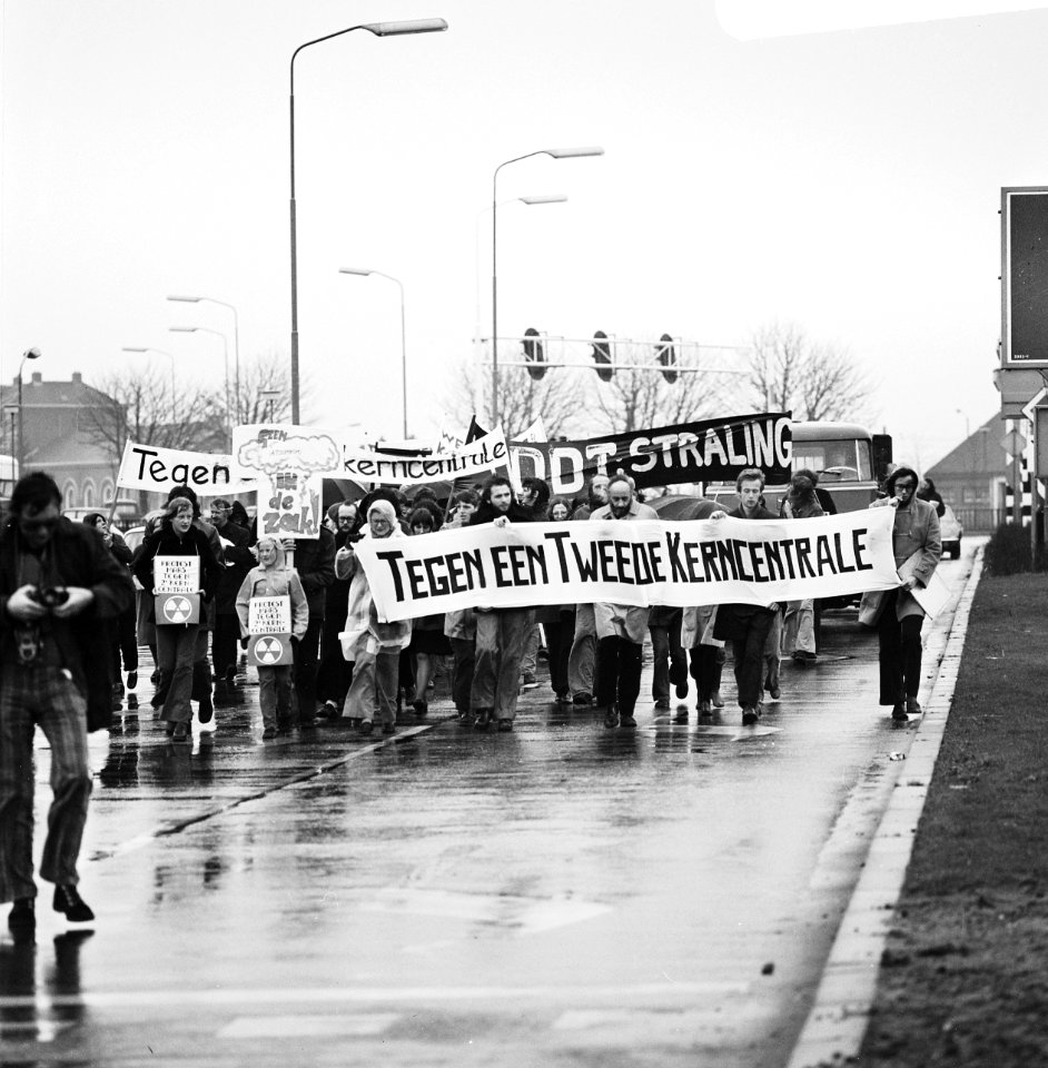 Demonstranten met spandoeken, Bestanddeelnr 926-8171