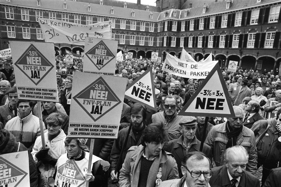 Demonstranten met borden -3,5% nee, FNV-plan ja op het Binnenhof, Bestanddeelnr 932-7804