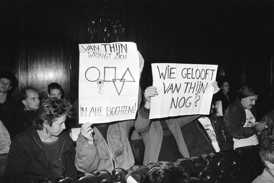 Demonstranten met protestborden in verband met affaire Hans Kok op publieke trib, Bestanddeelnr 933-8002