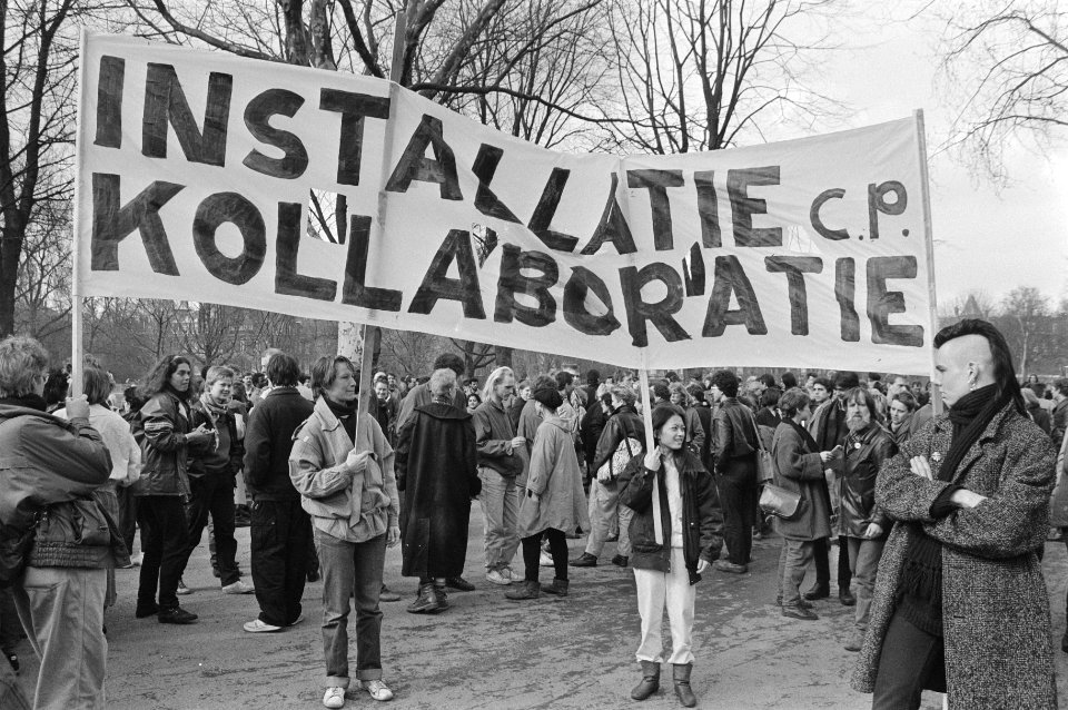 Demonstranten met een spandoek, Bestanddeelnr 933-6294