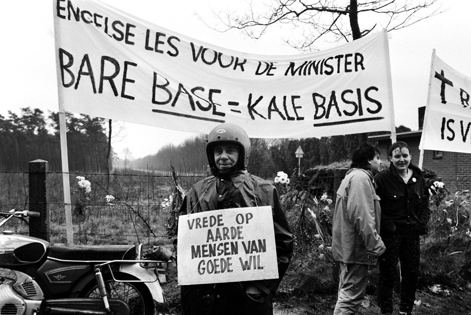 Demonstrant bij spandoek, Bestanddeelnr 932-5370