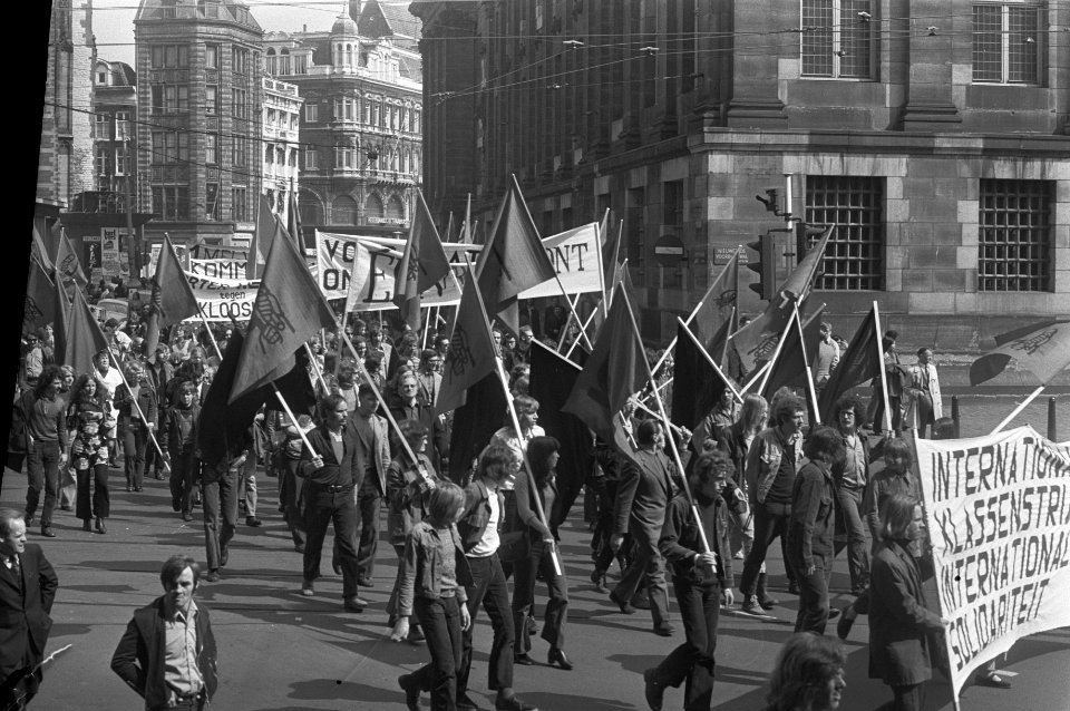 Demonstranten met spandoek en vlaggen langs het paleis op de Dam, Bestanddeelnr 925-5713