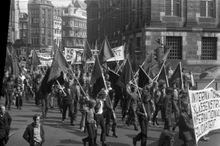 Demonstranten met spandoek en vlaggen langs het paleis op de Dam, Bestanddeelnr 925-5713
