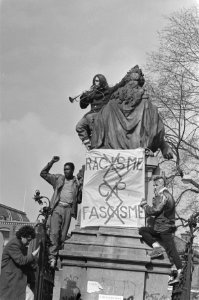 Demonstranten met een spandoek op een standbeeld bij de ingang van het Vondelpar, Bestanddeelnr 933-6288