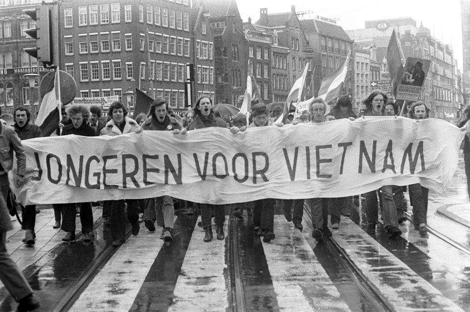 Demonstranten met spandoek in Amsterdam, Bestanddeelnr 925-5657