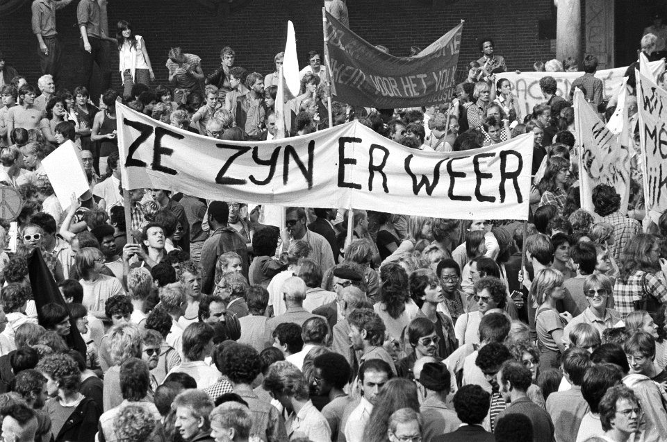 Demonstranten met spandoek, Bestanddeelnr 932-3276