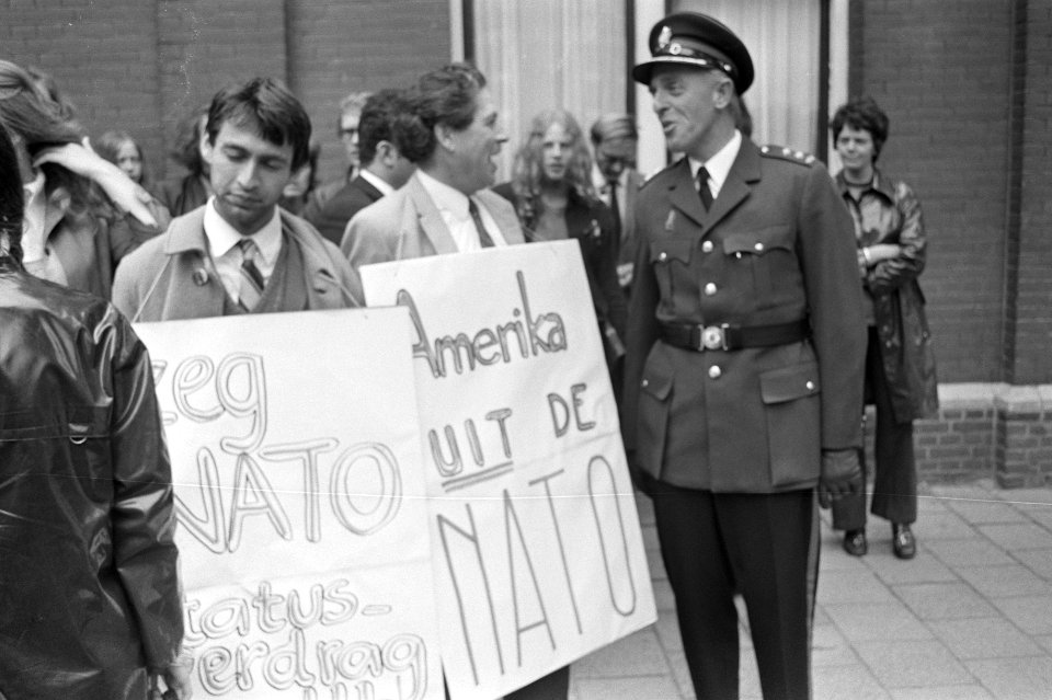 Demonstranten met borden, Bestanddeelnr 924-6414