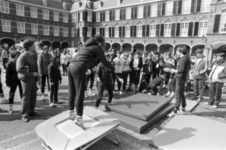 Demonstratie door ongeveer 200 leerlingen van CIOS in Arnhem voor betere huisves, Bestanddeelnr 932-0803