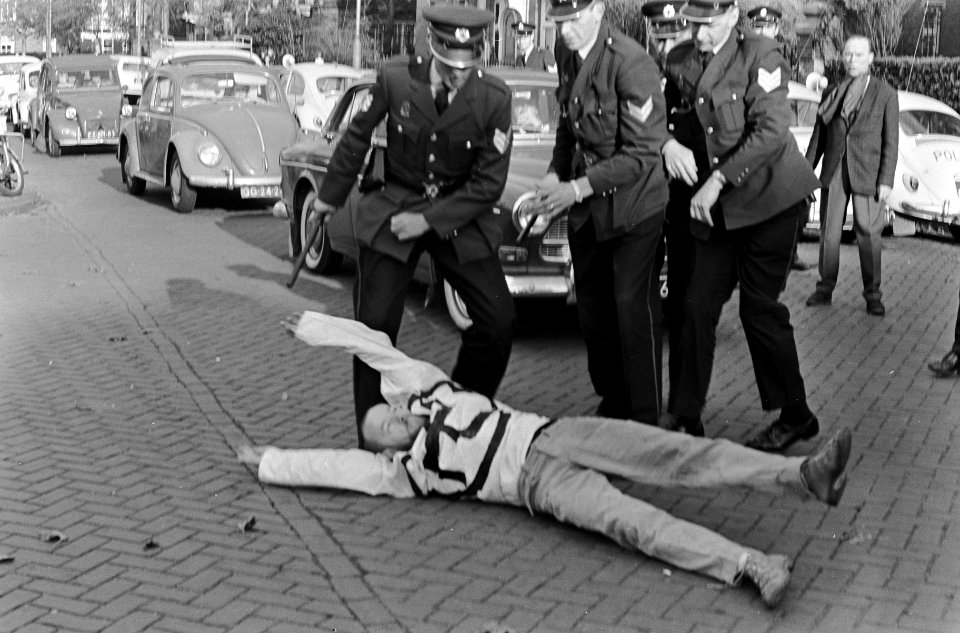Demonstratie bij Amerikaans Consulaat. Demonstrant wordt op hardhandige wijze do, Bestanddeelnr 920-8037