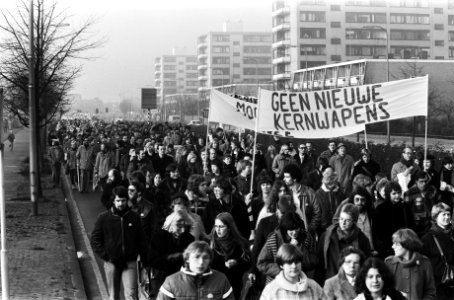 Demonstranten onderweg met spandoeken, daarop oa Geen nieuwe kernwapens, Bestanddeelnr 930-5562